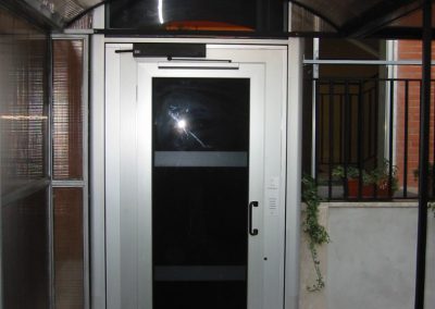 Installazione di piattaforma elevatrice idraulica con incastellatura in alluminio portante da esterno in casa privata - cabina accesso piano terra
