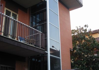 Installazione di piattaforma elevatrice idraulica con incastellatura in alluminio portante da esterno in casa privata - colonna esterna