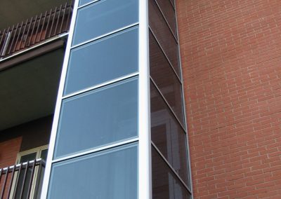 Installazione di piattaforma elevatrice idraulica con incastellatura in alluminio portante da esterno in casa privata - colonna in alluminio