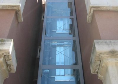 ascensore idraulico con incastellatura in lamiera di ferro verniciata da esterno in condominio di Latina