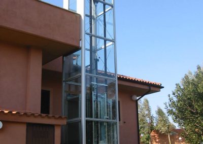 piattaforma elevatrice idraulica con incastellatura in alluminio portante da esterno e accesso alla terrazza panoramica