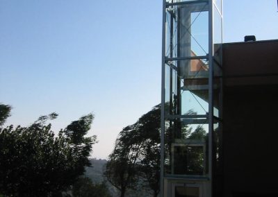 piattaforma elevatrice idraulica con incastellatura in alluminio portante da esterno e accesso dal giardino alla terrazza