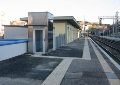 piattaforma elevatrice idraulica con incastellatura in acciaio portante da esterno piazzale stazione ferroviaria