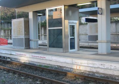 piattaforma elevatrice idraulica con incastellatura in acciaio portante da esterno presso stazione ferroviaria Roma San Pietro