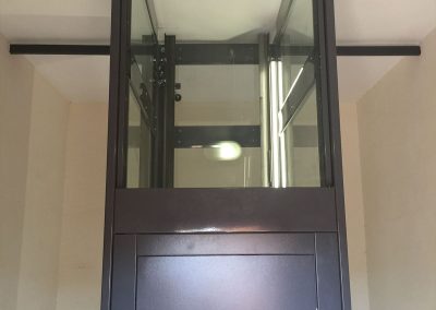 Ancoraggio al soffitto di ascensore con struttura in lamiera di acciaio autoportante tamponata con vetro trasparente