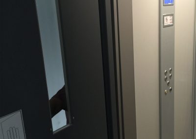 Interno porta e tastiera di ascensore con struttura in lamiera di acciaio autoportante tamponata con vetro trasparente