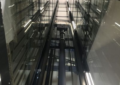 Vano interno di ascensore con struttura in lamiera di acciaio autoportante tamponata con vetro trasparente