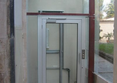 piattaforma elevatrice idraulica con incastellatura in ferro zincato portante da esterno cabina
