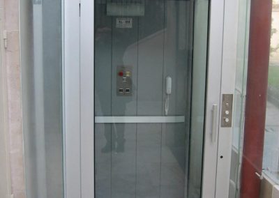 piattaforma elevatrice idraulica con incastellatura in ferro zincato portante da esterno porta ingresso
