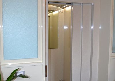accesso pianoterra condominio ascensore idraulico con incastellatura in lamiera di ferro verniciata da esterno