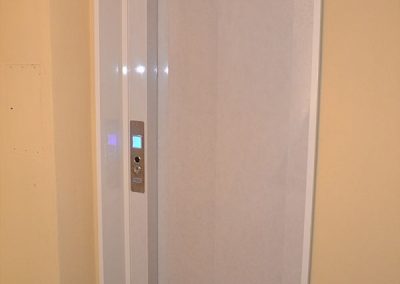 ascensore idraulico con incastellatura in lamiera di ferro verniciata da esterno porte chiuse