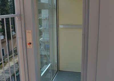 cabina al piano piattaforma elevatrice idraulica con incastellatura in ferro verniciato portante da esterno con porte automatiche
