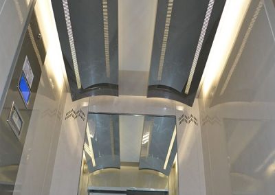 interno cabina di ascensore idraulico con incastellatura in lamiera di ferro verniciata da esterno