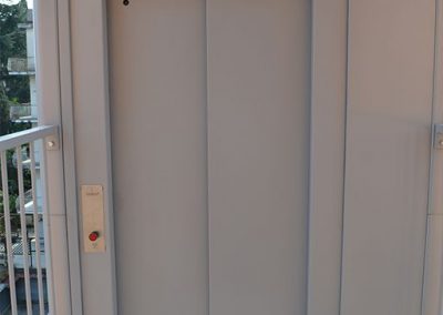 porte automatiche di piattaforma elevatrice idraulica con incastellatura in ferro verniciato portante da esterno