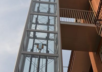 visuale dal basso delle passerelle di una piattaforma elevatrice idraulica con incastellatura in ferro verniciato portante da esterno
