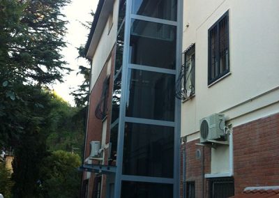 piattaforma elevatrice idraulica con incastellatura in ferro verniciato portante da esterno con porte automatiche panoramica esterno dal basso