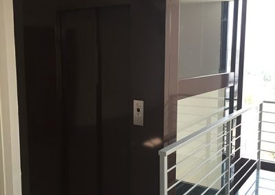 ascensore idraulico con incastellatura in lamiera di ferro verniciata da interno porta automatica al piano
