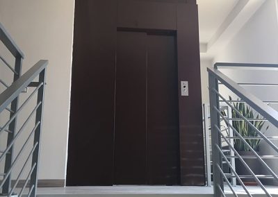 ascensore idraulico con incastellatura in lamiera di ferro verniciata da interno porta automatica vista dal basso