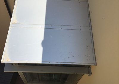 piattaforma elevatrice idraulica con incastellatura in ferro verniciato portante da esterno con porte automatiche per scuola comunale tettoia