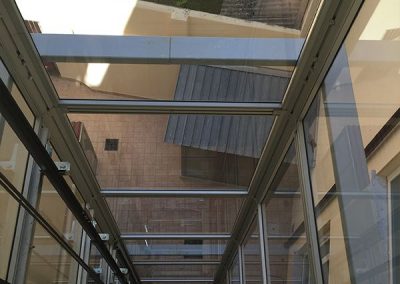 piattaforma elevatrice idraulica con incastellatura in ferro verniciato portante da esterno con porte automatiche per scuola comunale vista vano in vetro