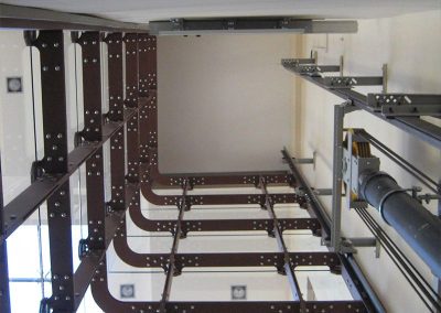 ascensore idraulico con incastellatura in lamiera di ferro lavorata verniciata da interno visuale colonna