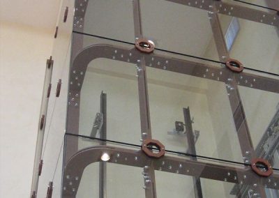 ascensore idraulico con incastellatura in lamiera di ferro lavorata verniciata da interno visuale dal basso