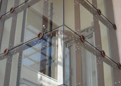 ascensore idraulico con incastellatura in lamiera di ferro lavorata verniciata da interno visuale esterno