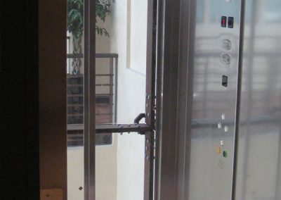 ascensore idraulico con incastellatura in lamiera di ferro lavorata verniciata da interno visuale interno