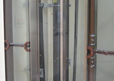 ascensore idraulico con incastellatura in lamiera di ferro lavorata verniciata da interno visuale porte da esterno