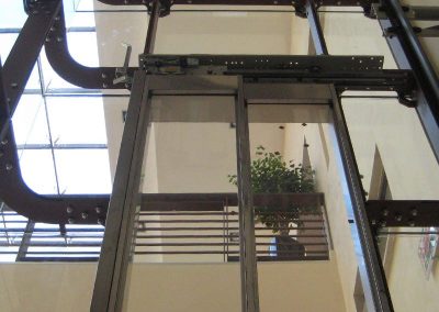 ascensore idraulico con incastellatura in lamiera di ferro lavorata verniciata da interno visuale porte da sotto