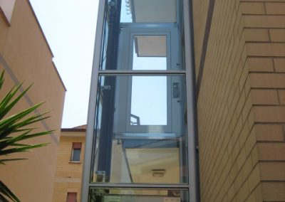 Piattaforma elevatrice idraulica con incastellatura in alluminio portante da esterno