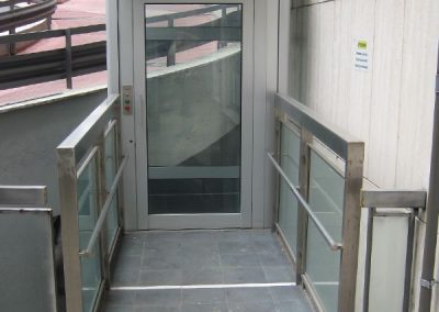 piattaforma elevatrice idraulica con incastellatura in alluminio portante da esterno con passerelle fronte