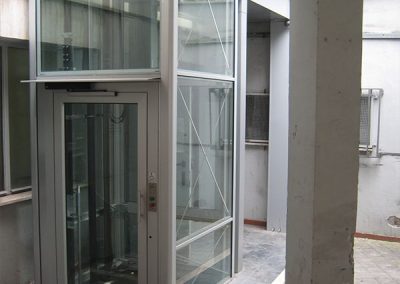 piattaforma elevatrice idraulica con incastellatura in alluminio portante da esterno con passerelle piano terra