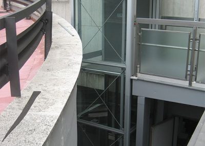 piattaforma elevatrice idraulica con incastellatura in alluminio portante da esterno con passerelle vista laterale