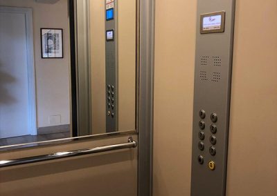 cabina interna ascensore con sostituzione porte a battente
