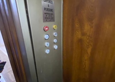 Vecchia pulsantiera ascensore condominio