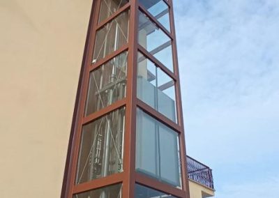 Piattaforma elevatrice struttura in acciaio tamponatura in vetro trasparente