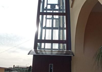 Piattaforma elevatrice struttura in acciaio tamponatura in vetro trasparente accesso