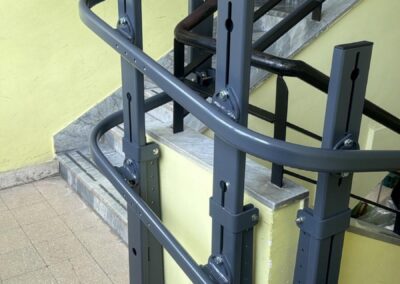 Montascale scuola per scale con pianerottolo