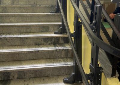 rampa scale scuola con montascale