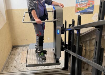 utilizzo montascale a pedana per scala curva