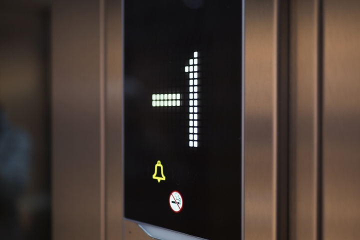Ascensore a risparmio energetico installato in condominio moderno
